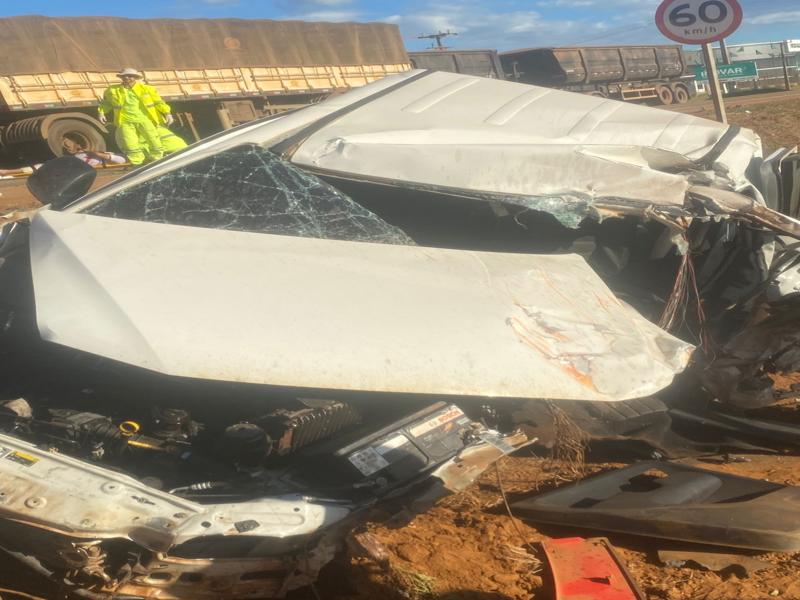 Colisão frontal de alto impacto entre caminhonete e carreta deixa dois feridos na MT-130, saída para Paranatinga