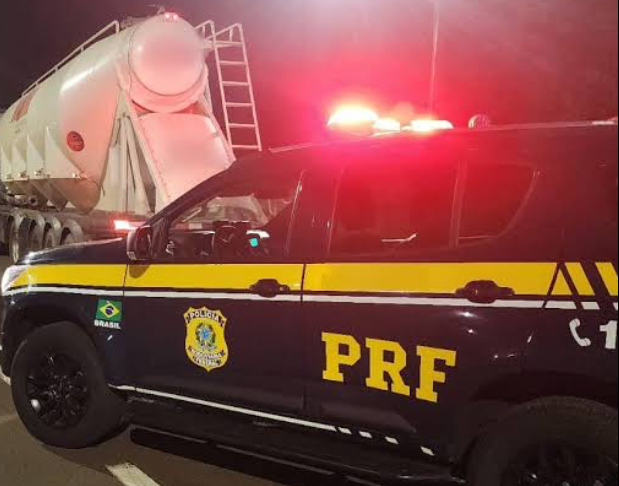 Carreta tomba na BR-070 no final da tarde, próximo ao km 220, sentido Barra do Garças; motorista sofre escoriações