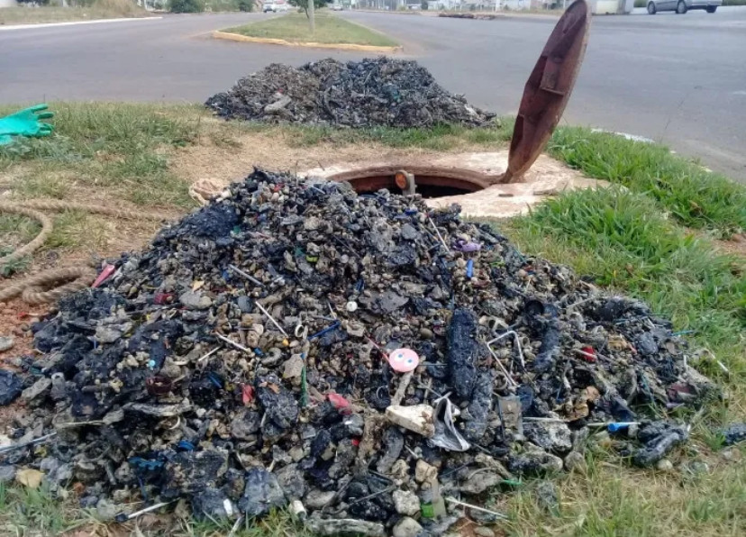 Descarte irregular de lixo sobrecarrega rede de esgoto e causa extravasamentos em Primavera do Leste