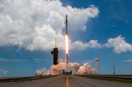 SpaceX leva quatro astronautas à Estação Espacial Internacional em apenas 15 horas