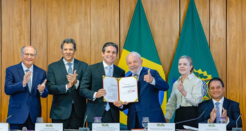 Lula sanciona lei que isenta do Imposto de Renda quem recebe até dois salários mínimos
