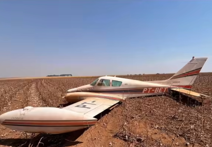 Avião de pequeno porte faz pouso na área rural de Primavera do Leste