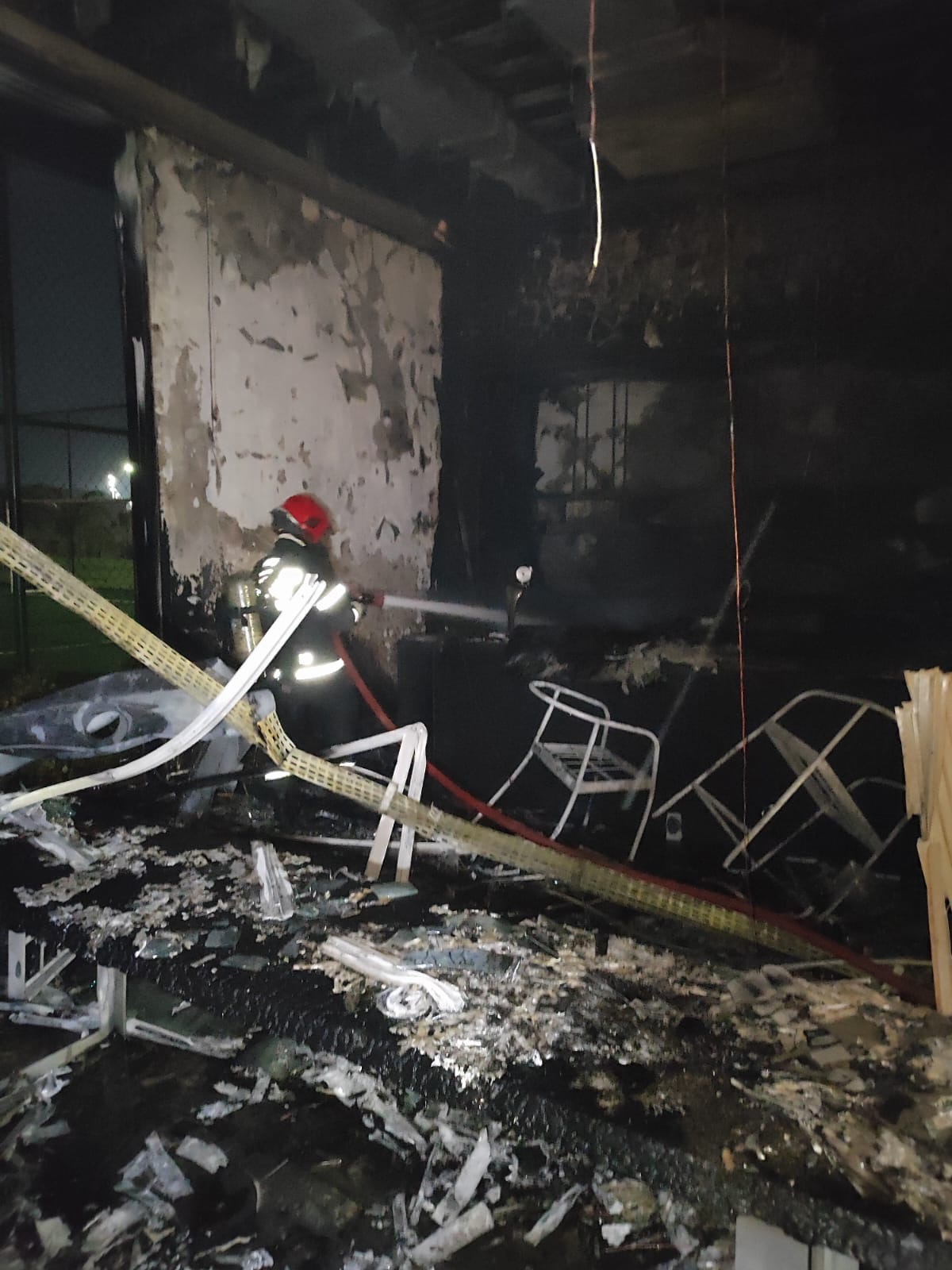 Explosão em churrasqueira causa incêndio e deixa quatro pessoas feridas em condomínio de Primavera do Leste