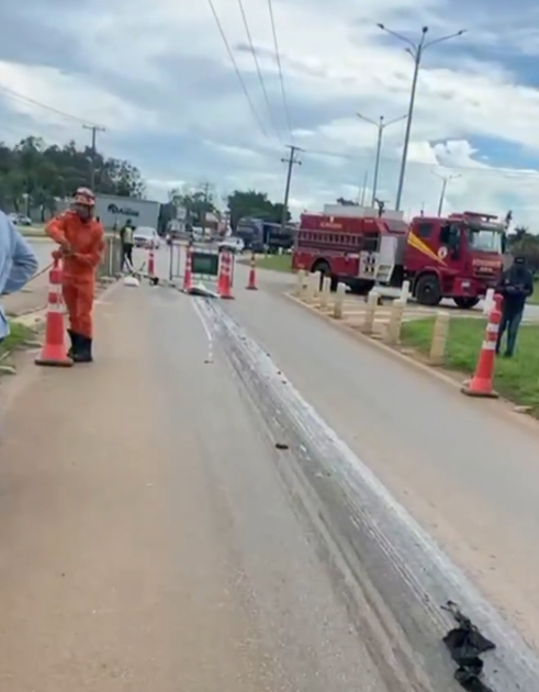Vídeo - Ciclista morre atingida por caminhão e tem corpo arrastado na pista