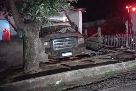Caminhão perde controle, invade residência e mata duas mulheres